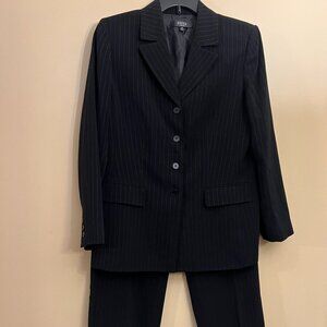 Kasper woman's Pinstripe 2-piece pant suit, Black/White stripes, Size 12